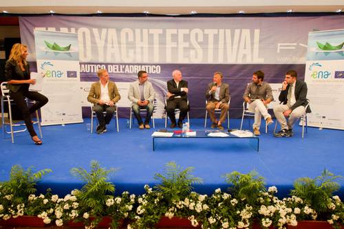 Da sinistra: la moderatrice Simona Branchetti, il coordinatore delle attivittà dell'Università di Urbino Umberto Giostra, l'Assessore alle Politiche comunitarie della Provincia di Pesaro e Urbino Tarcisio Porto, il responsabile scientifico del progetto Ezio Businaro, lo skipper Cino Ricci, i responsabili della realizzazione del prototipo Andrea Mancini e Matteo Filippetti